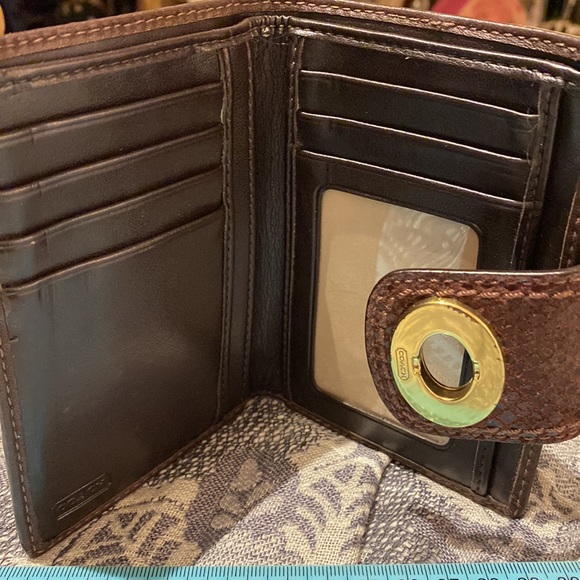 Coach wallet in supple smooth brown leather with snake pattern. - Picture 3 of 3
